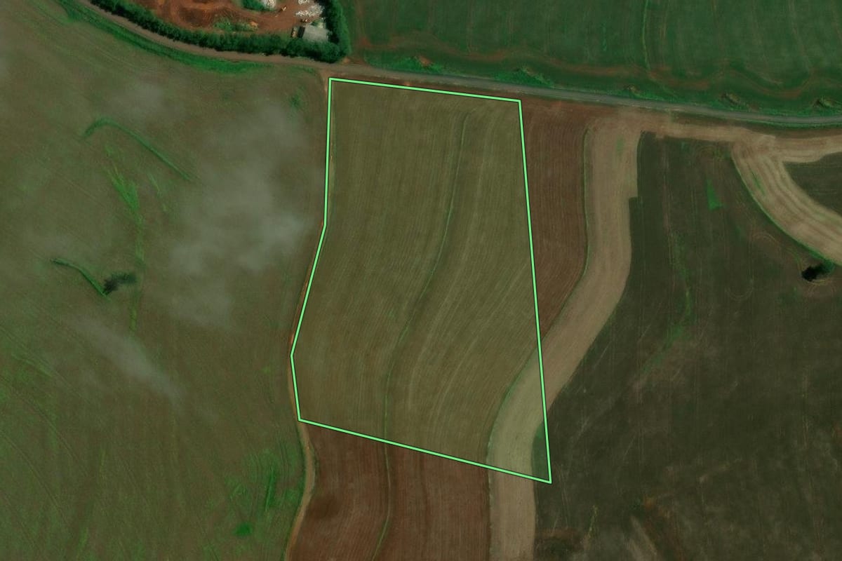 Imagem de satélite do imóvel rural em Marilândia do Sul (PR), com o contorno declarado no CAR desenhado por cima.