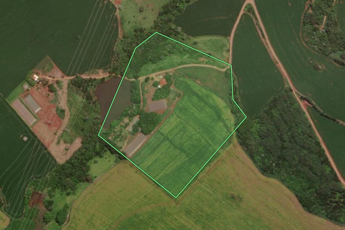 Imagem de satélite do imóvel rural em Marilândia do Sul (PR), com o contorno declarado no CAR desenhado por cima.