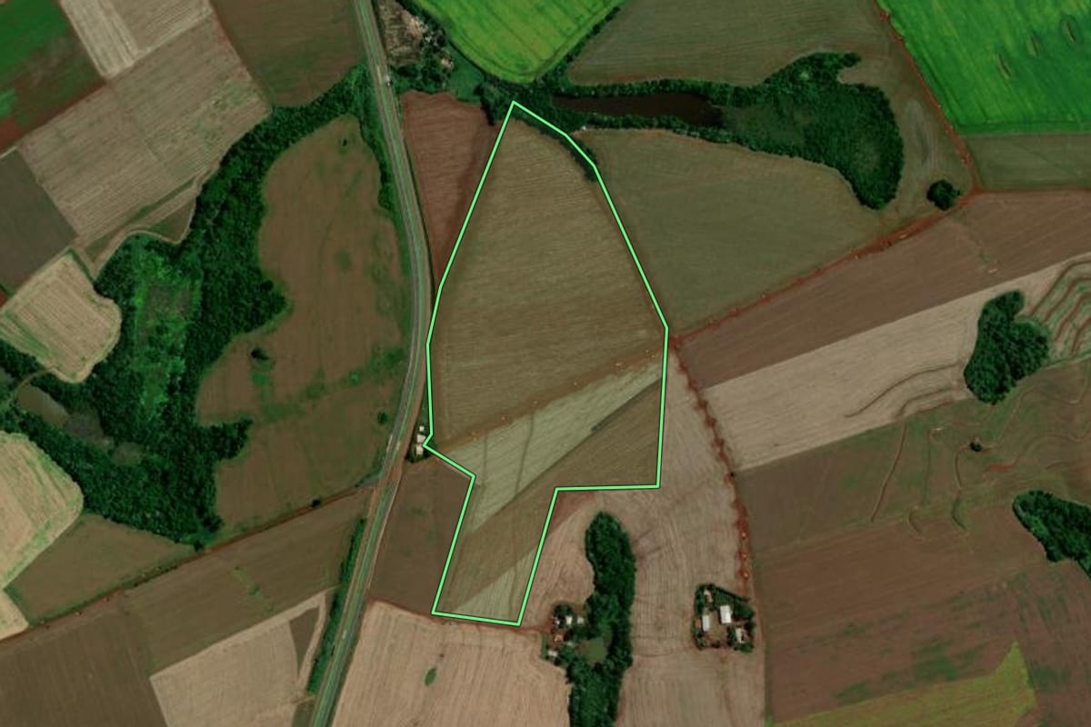 Imagem de satélite do imóvel rural em Marilândia do Sul (PR), com o contorno declarado no CAR desenhado por cima.