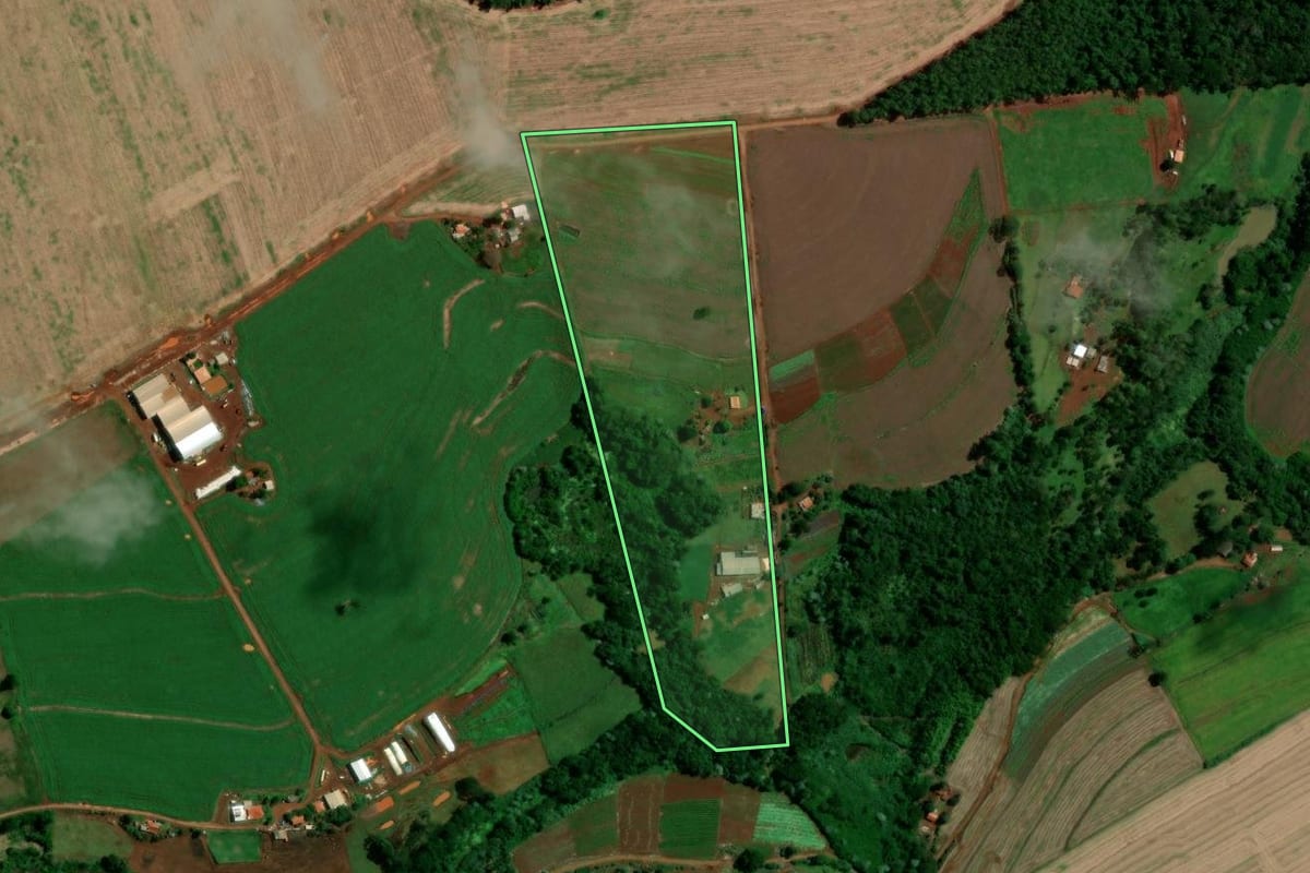 Imagem de satélite do imóvel rural em Marilândia do Sul (PR), com o contorno declarado no CAR desenhado por cima.