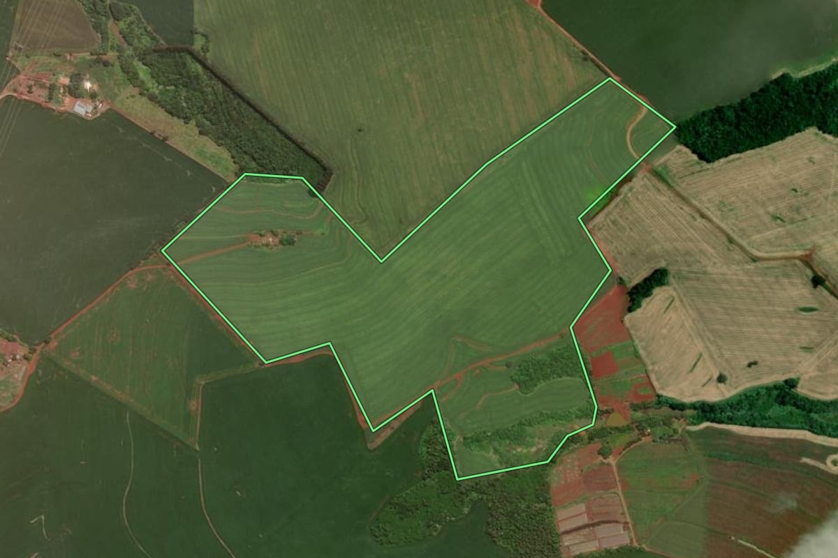 Imagem de satélite do imóvel rural em Marilândia do Sul (PR), com o contorno declarado no CAR desenhado por cima.