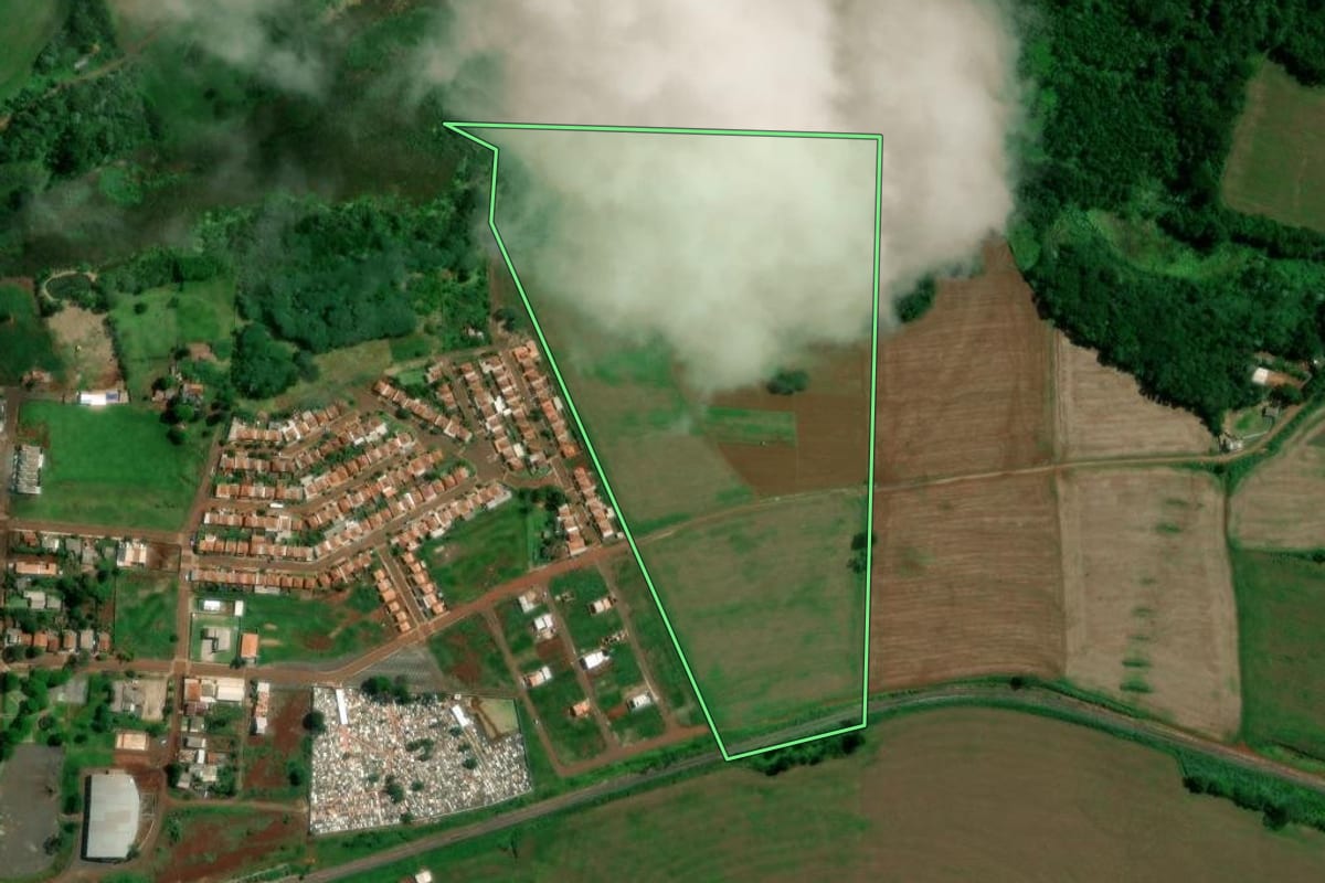 Imagem de satélite do imóvel rural em Marilândia do Sul (PR), com o contorno declarado no CAR desenhado por cima.