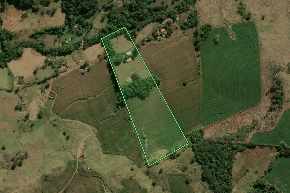 Imagem de satélite do imóvel rural em Marilândia do Sul (PR), com o contorno declarado no CAR desenhado por cima.