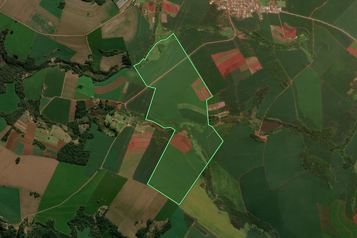 Imagem de satélite do imóvel rural em Marilândia do Sul (PR), com o contorno declarado no CAR desenhado por cima.