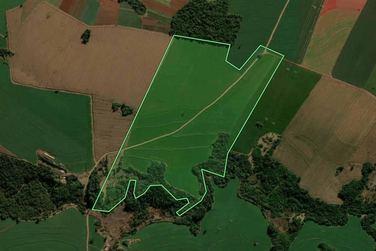Imagem de satélite do imóvel rural em Marilândia do Sul (PR), com o contorno declarado no CAR desenhado por cima.