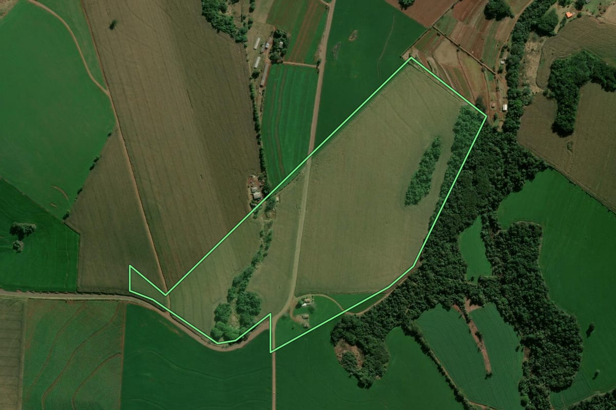 Imagem de satélite do imóvel rural em Marilândia do Sul (PR), com o contorno declarado no CAR desenhado por cima.