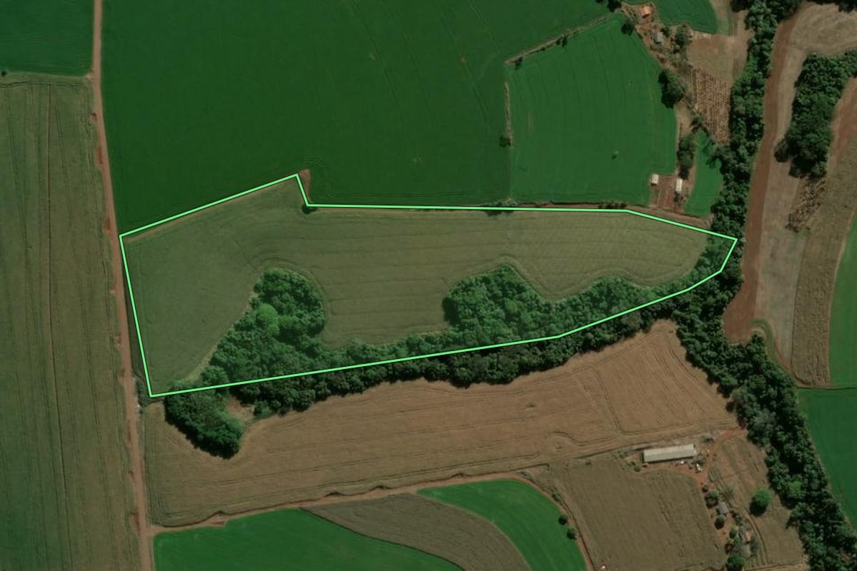 Imagem de satélite do imóvel rural em Marilândia do Sul (PR), com o contorno declarado no CAR desenhado por cima.