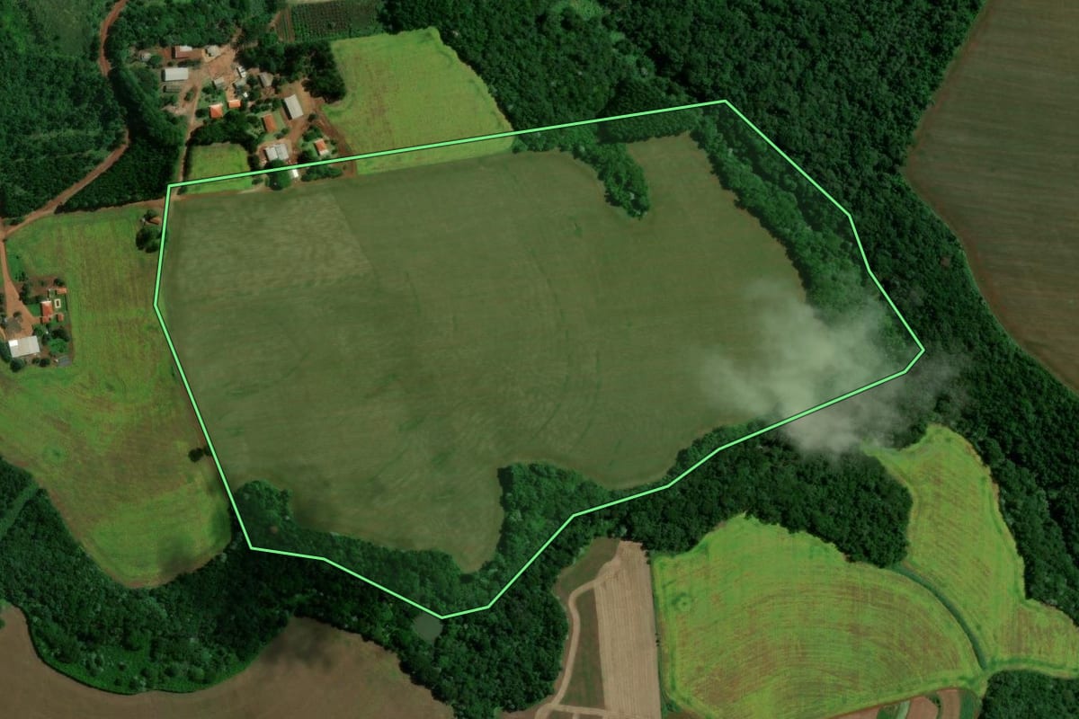 Imagem de satélite do imóvel rural em Marilândia do Sul (PR), com o contorno declarado no CAR desenhado por cima.