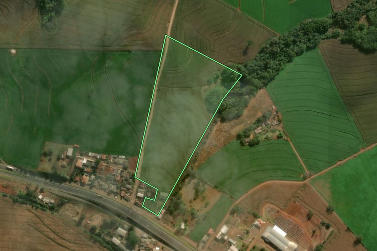 Imagem de satélite do imóvel rural em Marilândia do Sul (PR), com o contorno declarado no CAR desenhado por cima.