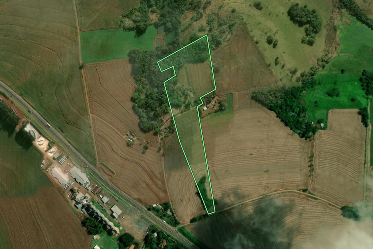Imagem de satélite do imóvel rural em Marilândia do Sul (PR), com o contorno declarado no CAR desenhado por cima.