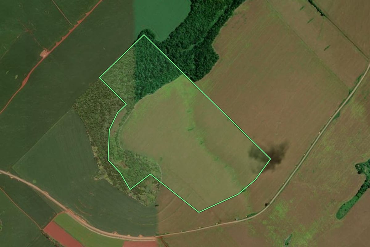Imagem de satélite do imóvel rural em Marilândia do Sul (PR), com o contorno declarado no CAR desenhado por cima.
