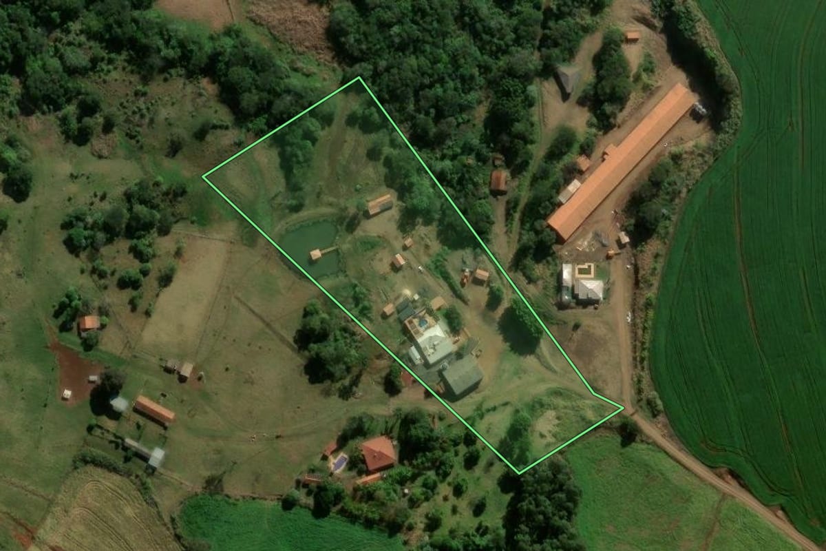 Imagem de satélite do imóvel rural em Marilândia do Sul (PR), com o contorno declarado no CAR desenhado por cima.