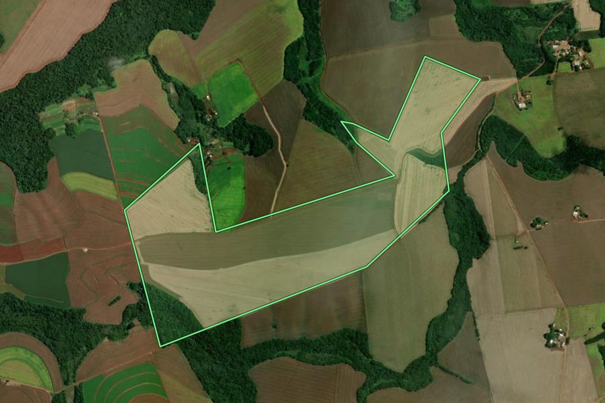 Imagem de satélite do imóvel rural em Marilândia do Sul (PR), com o contorno declarado no CAR desenhado por cima.