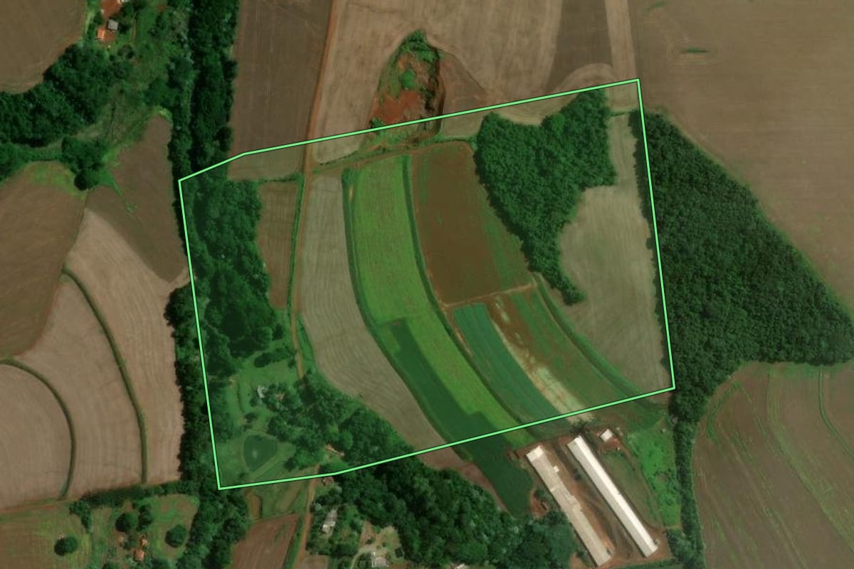 Imagem de satélite do imóvel rural em Marilândia do Sul (PR), com o contorno declarado no CAR desenhado por cima.