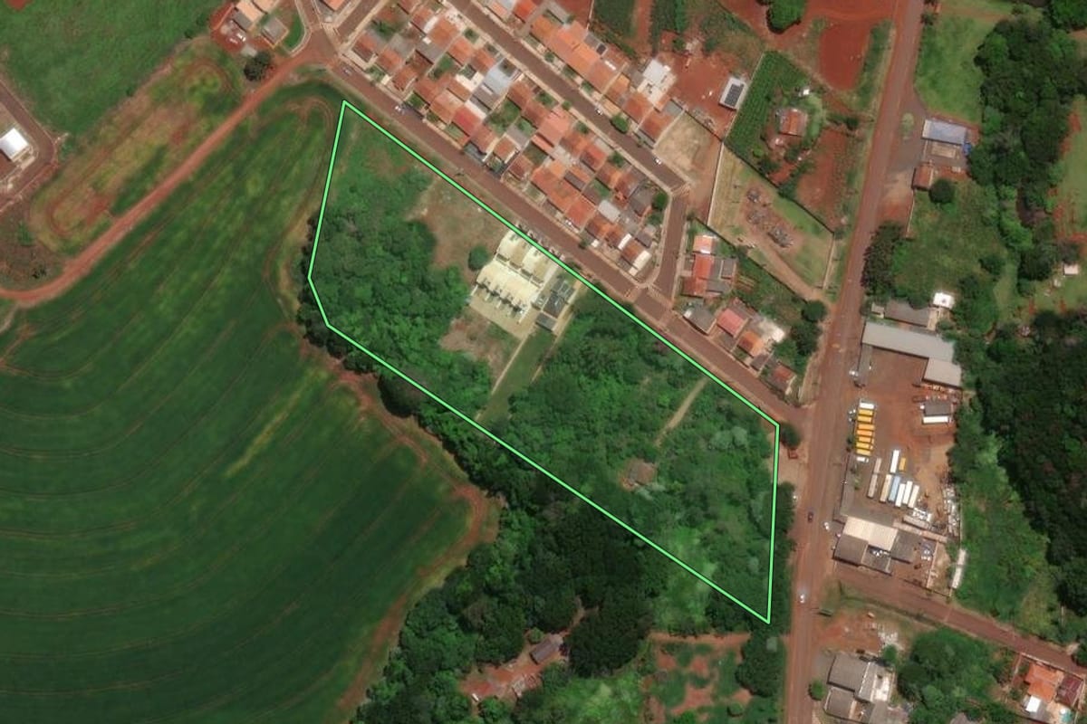 Imagem de satélite do imóvel rural em Marilândia do Sul (PR), com o contorno declarado no CAR desenhado por cima.