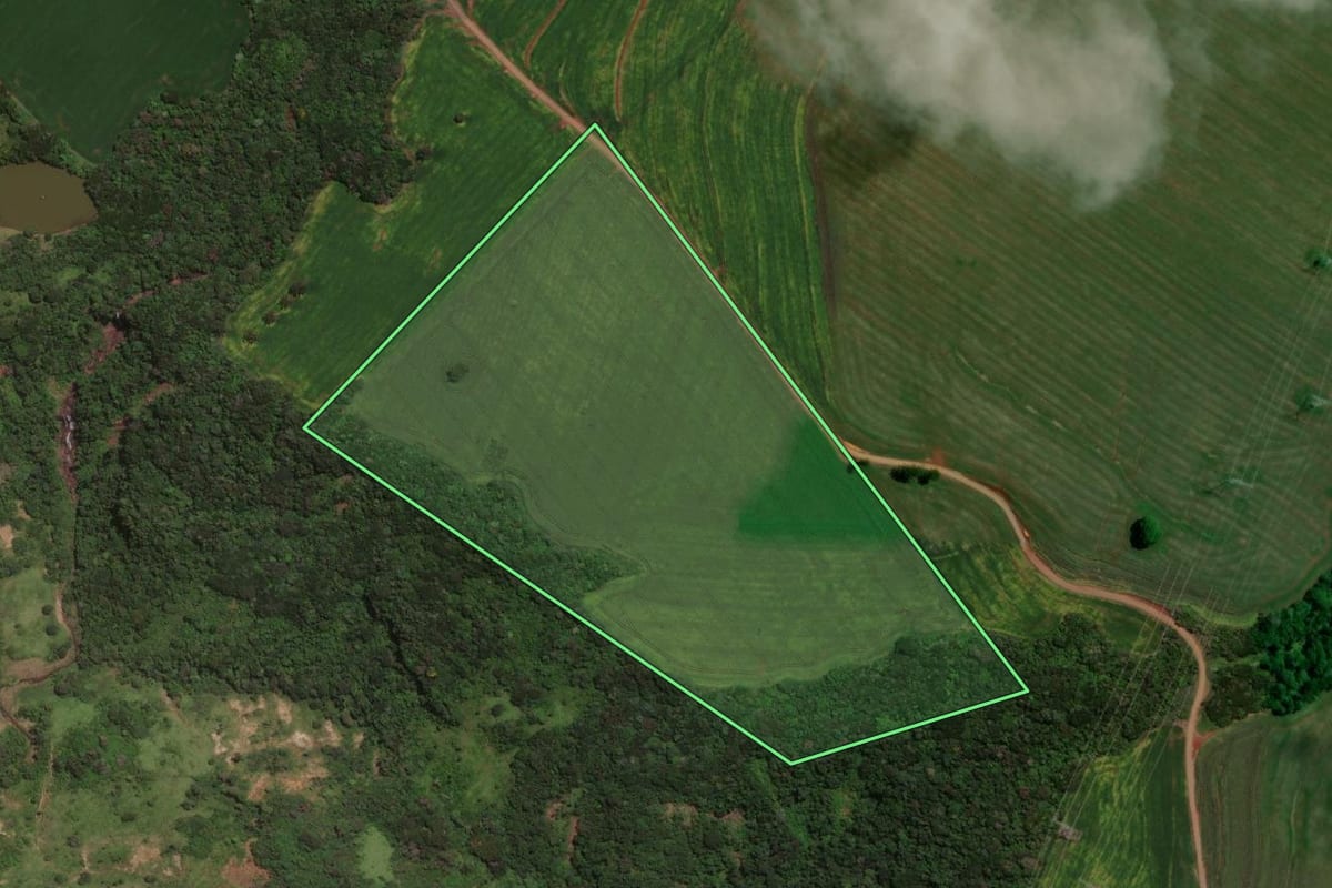 Imagem de satélite do imóvel rural em Marilândia do Sul (PR), com o contorno declarado no CAR desenhado por cima.
