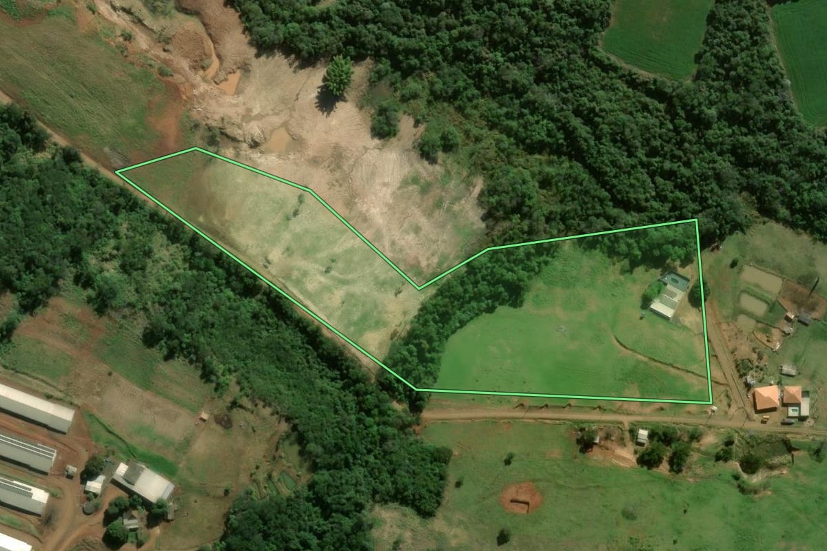 Imagem de satélite do imóvel rural em Marilândia do Sul (PR), com o contorno declarado no CAR desenhado por cima.
