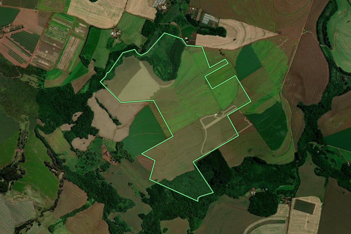 Imagem de satélite do imóvel rural em Marilândia do Sul (PR), com o contorno declarado no CAR desenhado por cima.