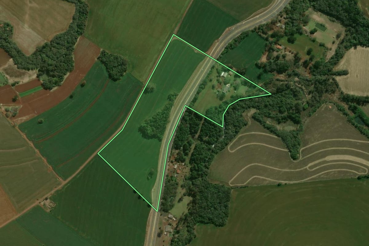 Imagem de satélite do imóvel rural em Marilândia do Sul (PR), com o contorno declarado no CAR desenhado por cima.