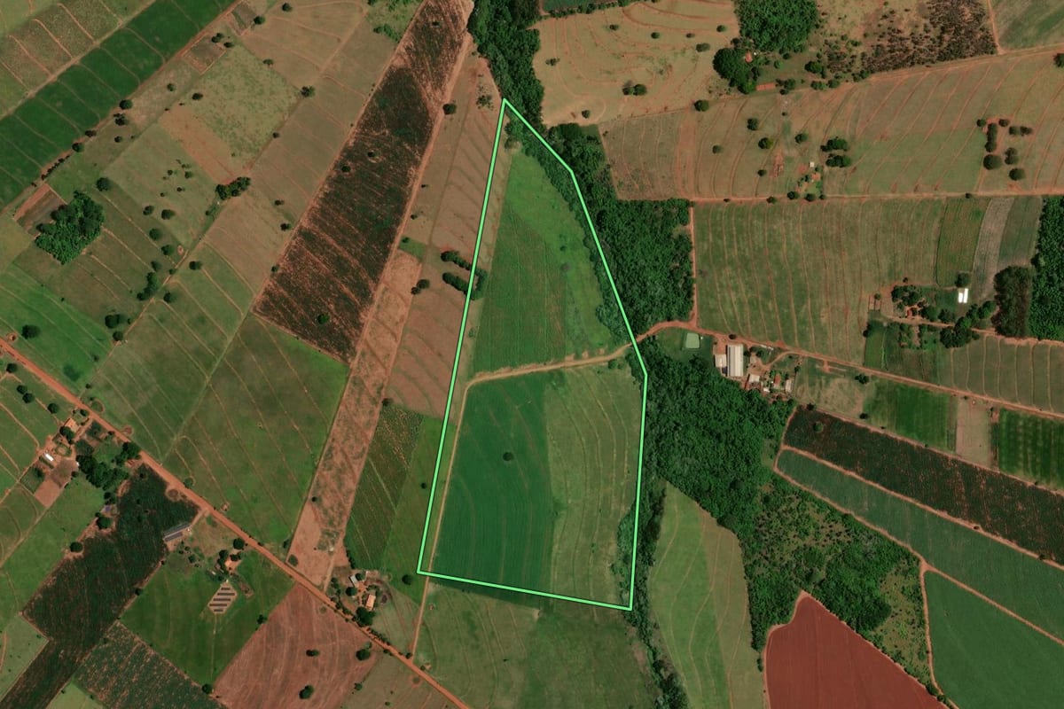 Imagem de satélite do imóvel rural em Marilena (PR), com o contorno declarado no CAR desenhado por cima.