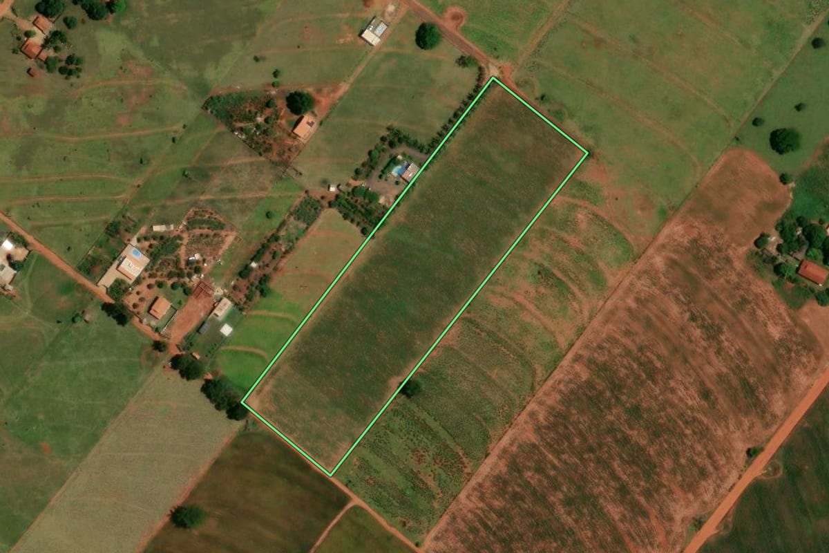 Imagem de satélite do imóvel rural em Marilena (PR), com o contorno declarado no CAR desenhado por cima.