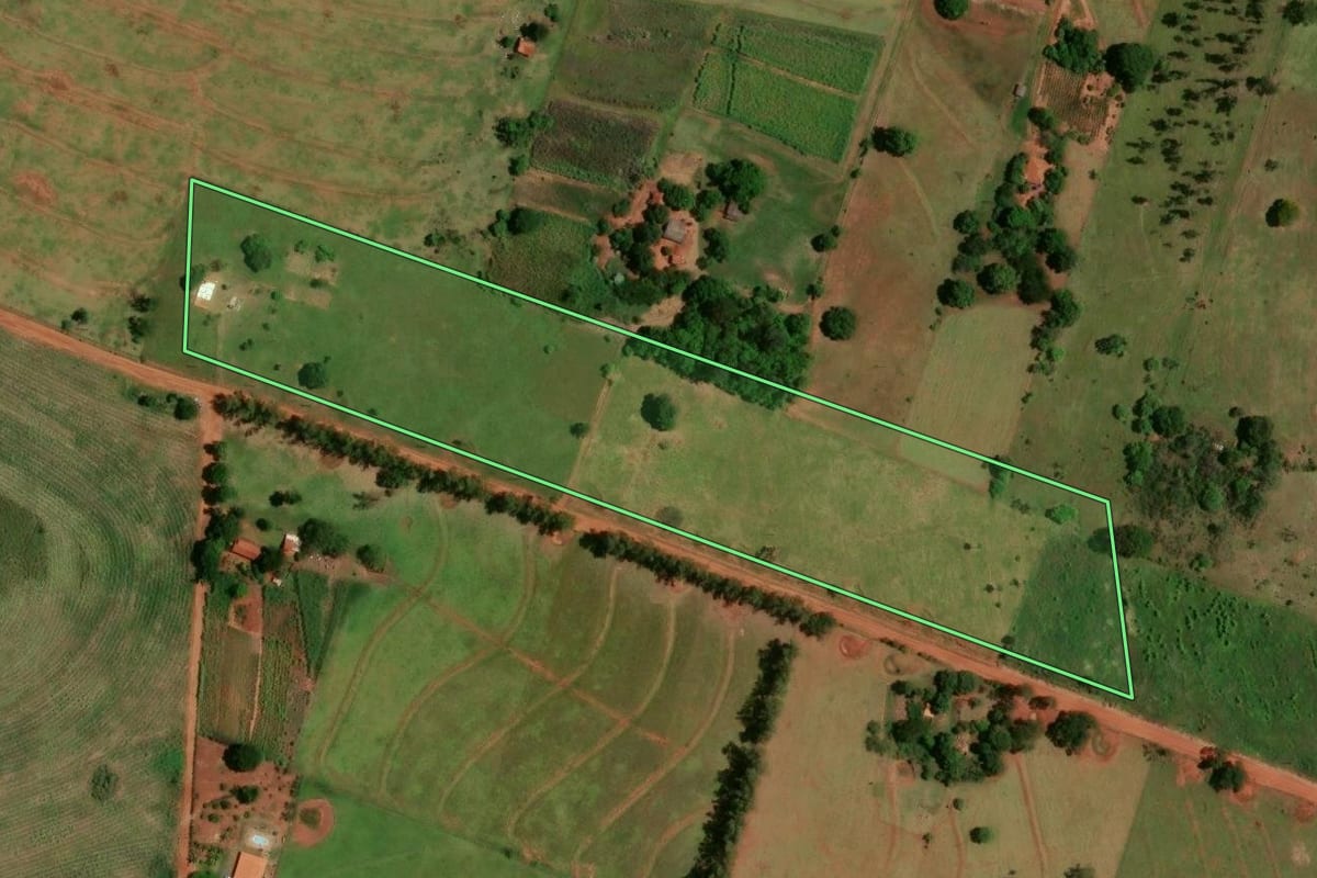 Imagem de satélite do imóvel rural em Marilena (PR), com o contorno declarado no CAR desenhado por cima.