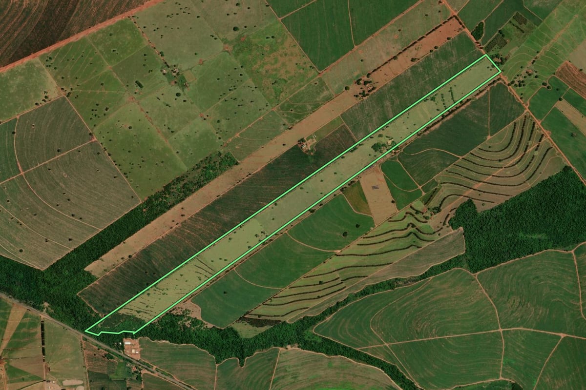 Imagem de satélite do imóvel rural em Marilena (PR), com o contorno declarado no CAR desenhado por cima.