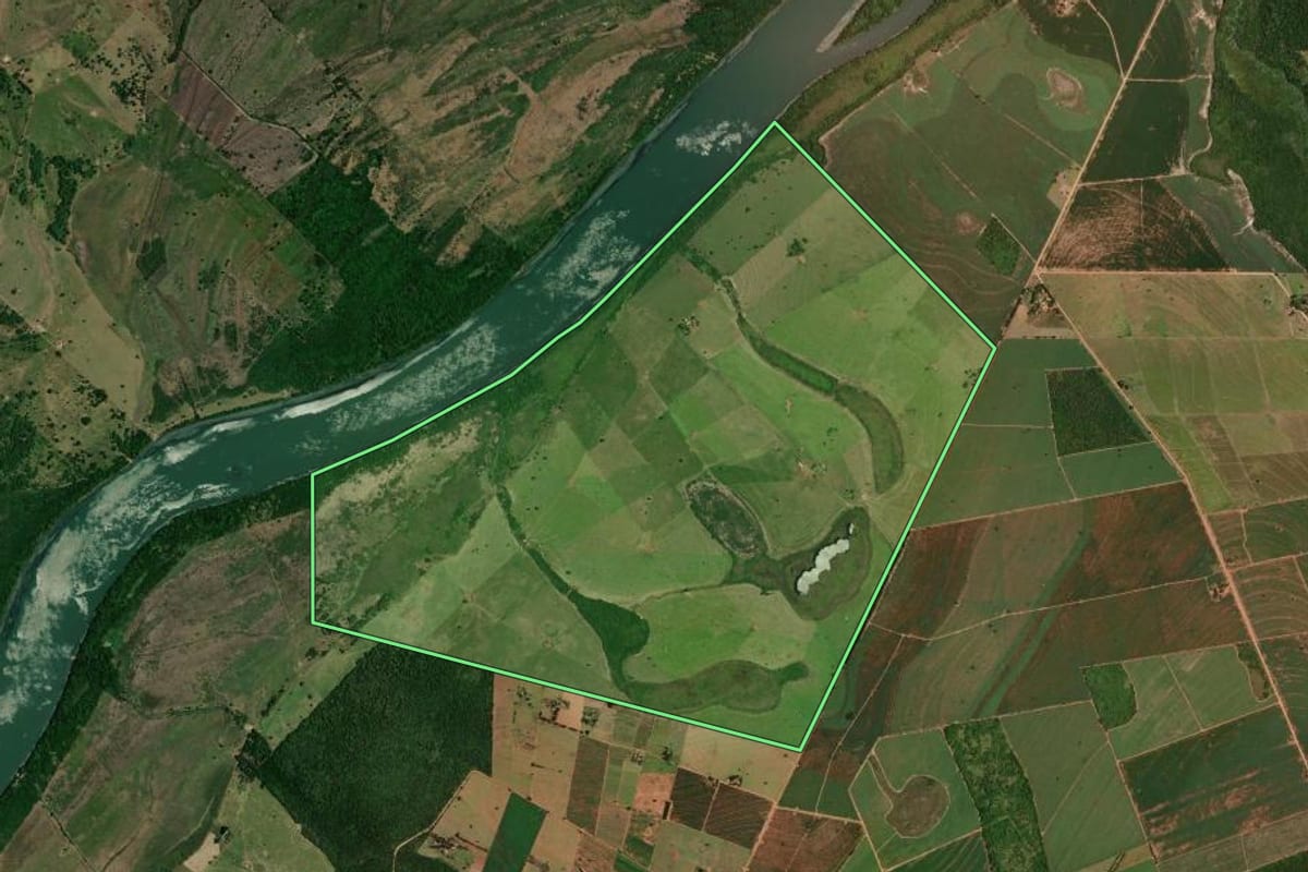 Imagem de satélite do imóvel rural em Marilena (PR), com o contorno declarado no CAR desenhado por cima.