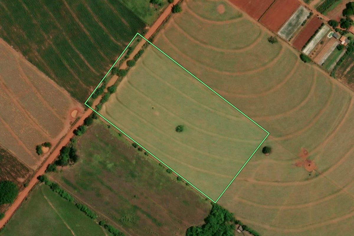 Imagem de satélite do imóvel rural em Marilena (PR), com o contorno declarado no CAR desenhado por cima.