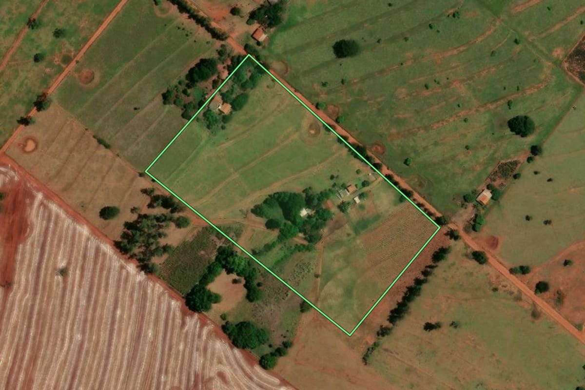 Imagem de satélite do imóvel rural em Marilena (PR), com o contorno declarado no CAR desenhado por cima.