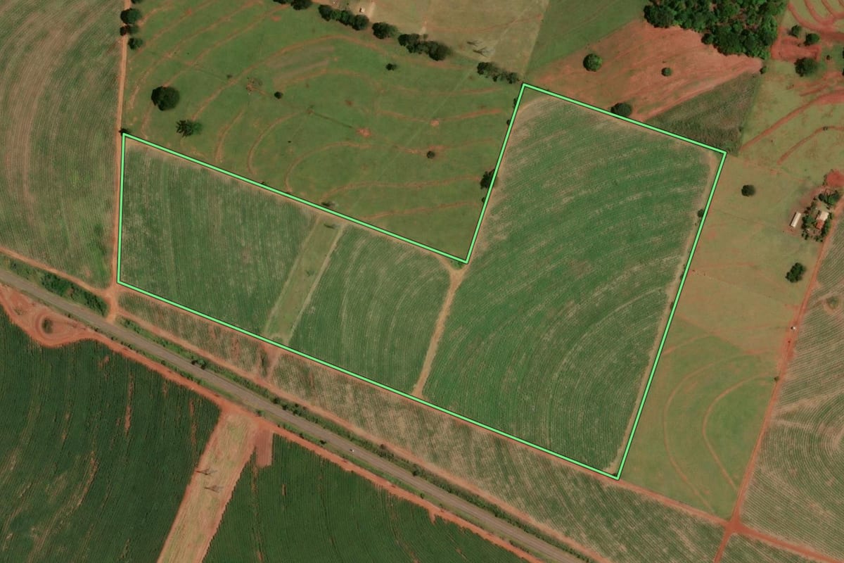 Imagem de satélite do imóvel rural em Marilena (PR), com o contorno declarado no CAR desenhado por cima.