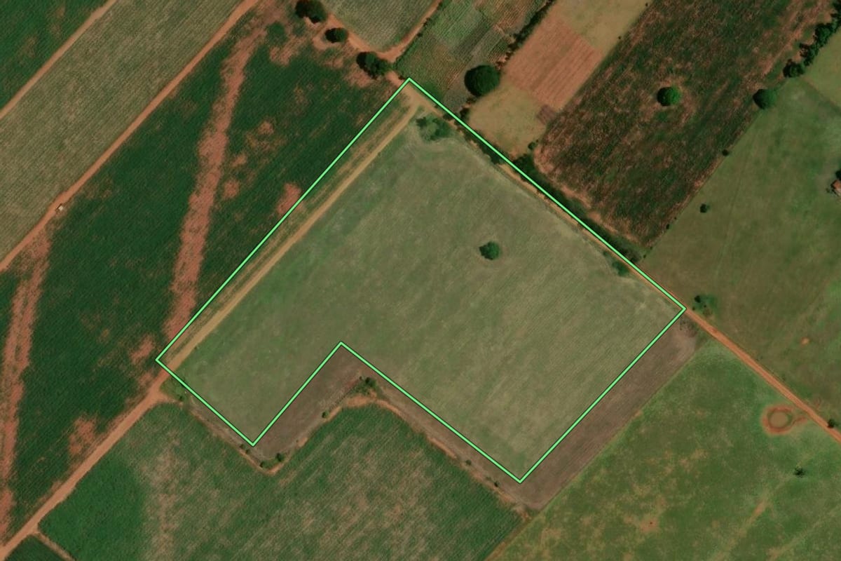 Imagem de satélite do imóvel rural em Marilena (PR), com o contorno declarado no CAR desenhado por cima.