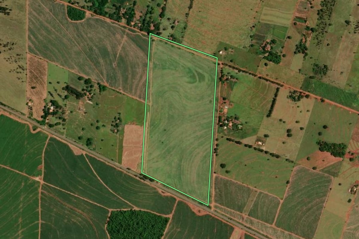 Imagem de satélite do imóvel rural em Marilena (PR), com o contorno declarado no CAR desenhado por cima.