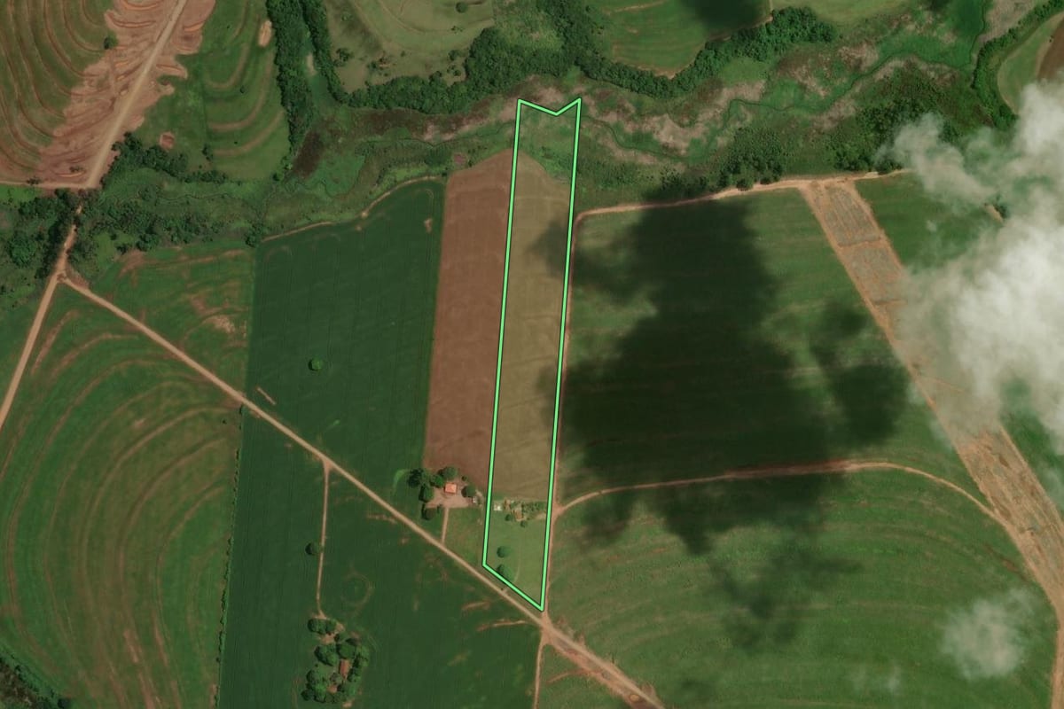 Imagem de satélite do imóvel rural em Mariluz (PR), com o contorno declarado no CAR desenhado por cima.