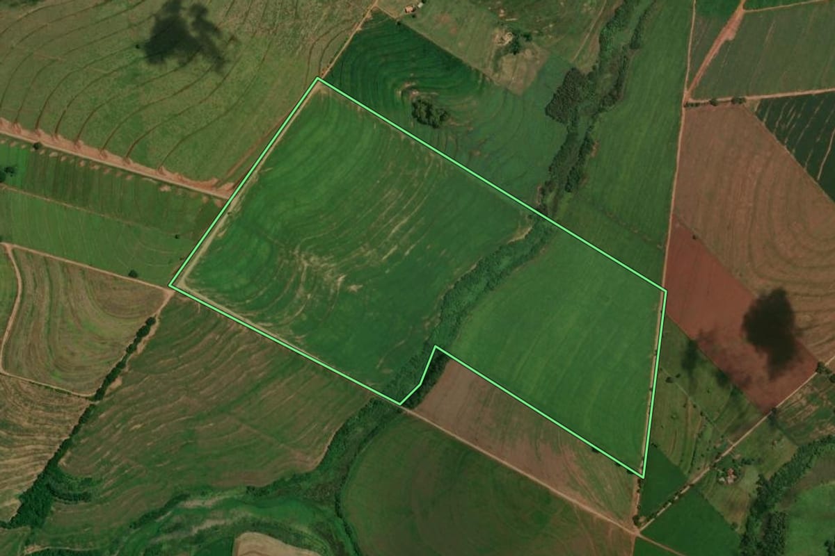 Imagem de satélite do imóvel rural em Mariluz (PR), com o contorno declarado no CAR desenhado por cima.