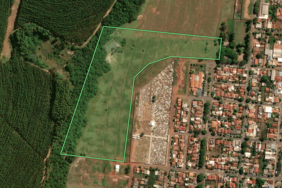 Imagem de satélite do imóvel rural em Mariluz (PR), com o contorno declarado no CAR desenhado por cima.
