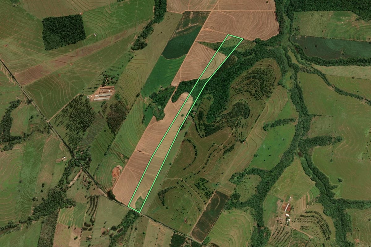 Imagem de satélite do imóvel rural em Mariluz (PR), com o contorno declarado no CAR desenhado por cima.