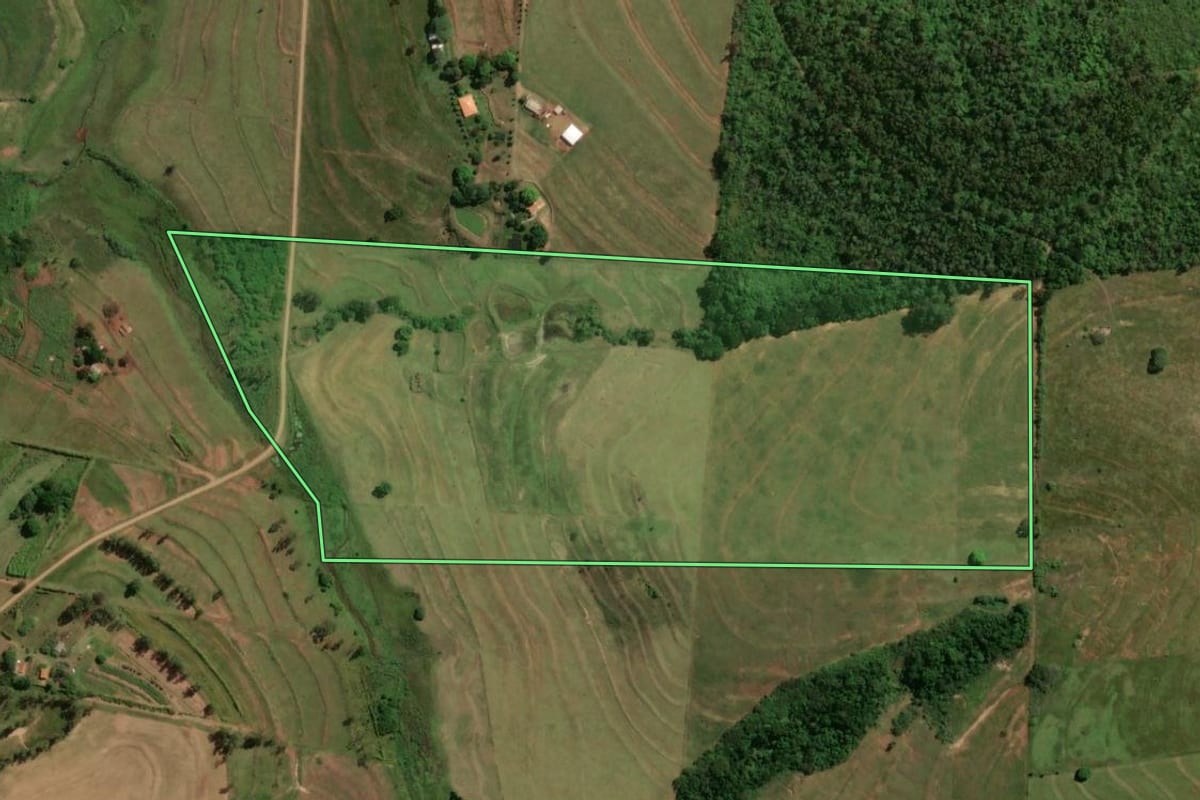 Imagem de satélite do imóvel rural em Mariluz (PR), com o contorno declarado no CAR desenhado por cima.