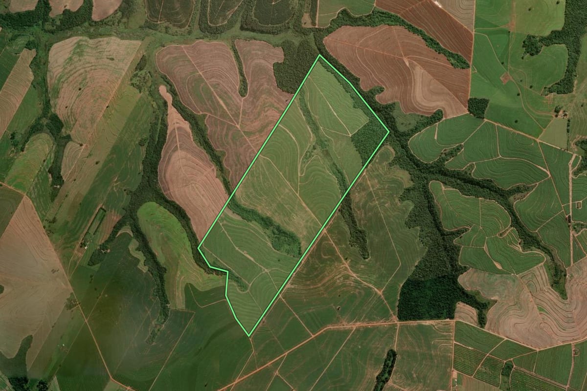 Imagem de satélite do imóvel rural em Mariluz (PR), com o contorno declarado no CAR desenhado por cima.