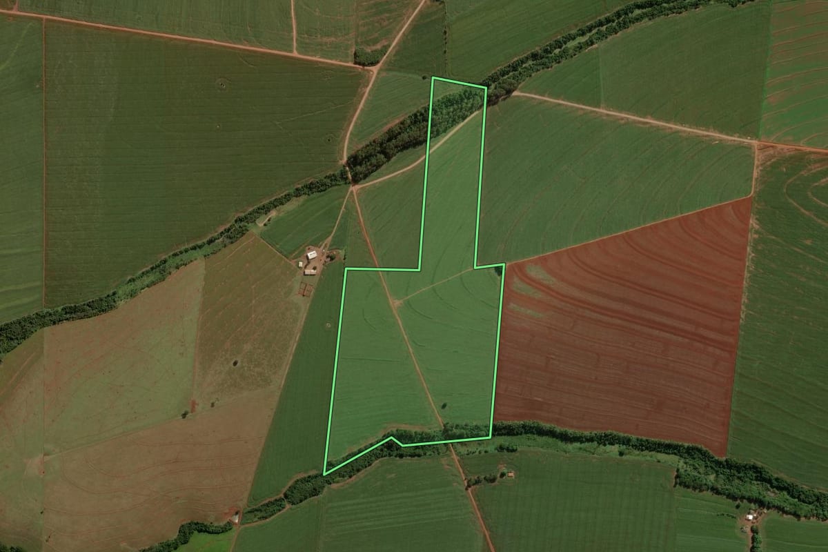 Imagem de satélite do imóvel rural em Mariluz (PR), com o contorno declarado no CAR desenhado por cima.