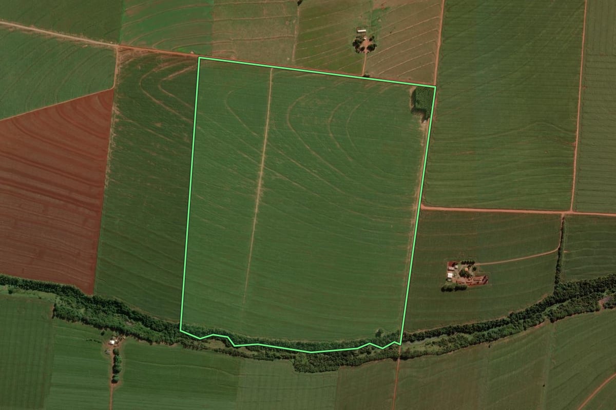 Imagem de satélite do imóvel rural em Mariluz (PR), com o contorno declarado no CAR desenhado por cima.