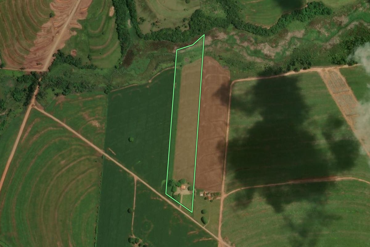Imagem de satélite do imóvel rural em Mariluz (PR), com o contorno declarado no CAR desenhado por cima.