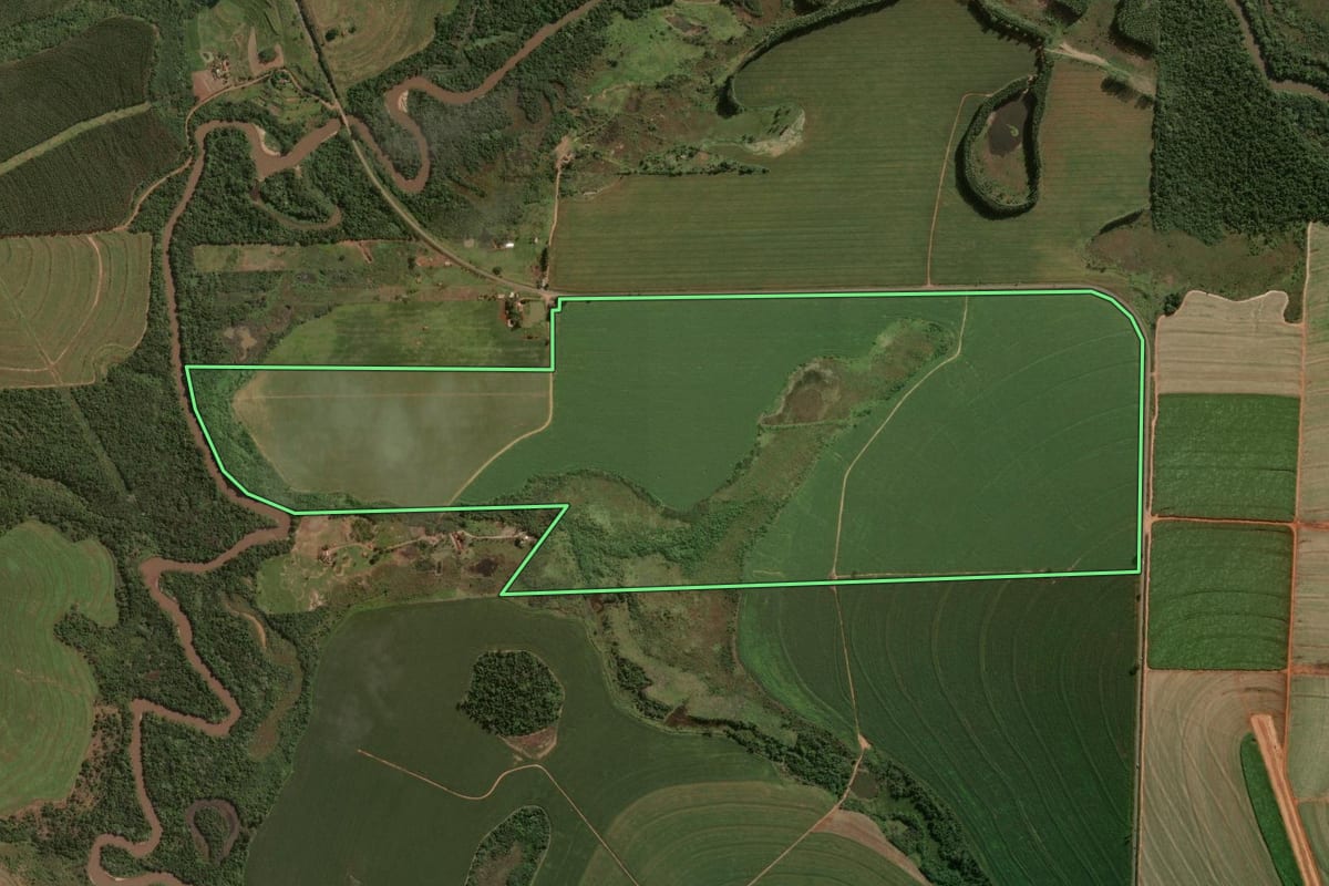 Imagem de satélite do imóvel rural em Mariluz (PR), com o contorno declarado no CAR desenhado por cima.
