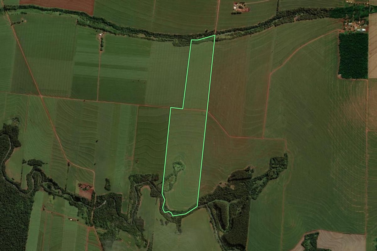 Imagem de satélite do imóvel rural em Mariluz (PR), com o contorno declarado no CAR desenhado por cima.