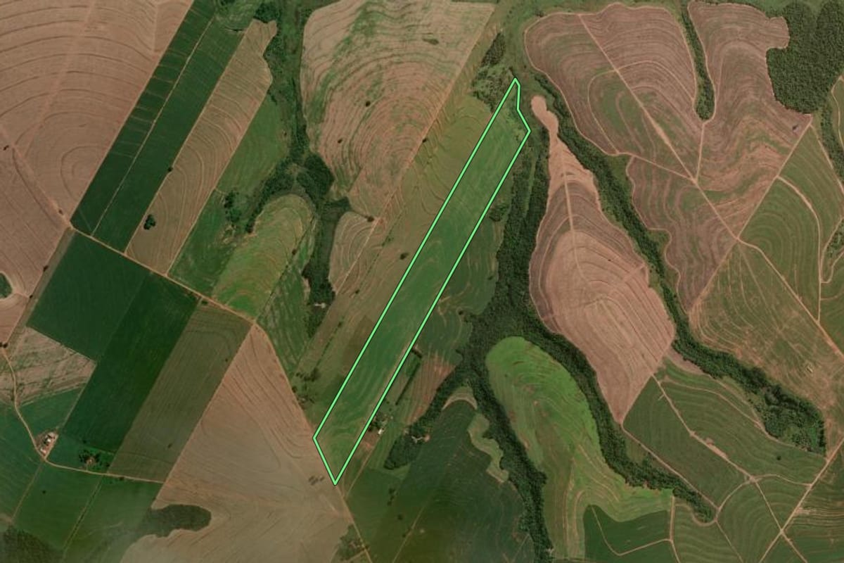 Imagem de satélite do imóvel rural em Mariluz (PR), com o contorno declarado no CAR desenhado por cima.
