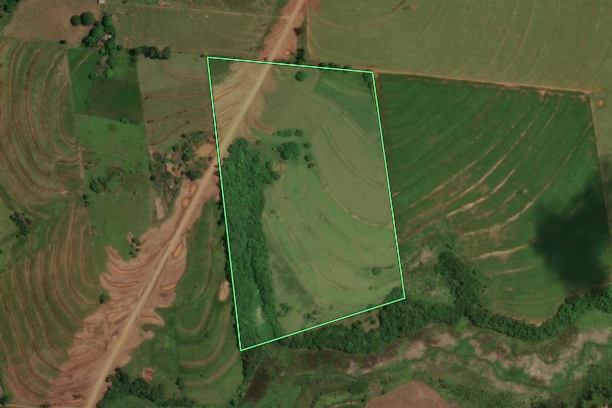 Imagem de satélite do imóvel rural em Mariluz (PR), com o contorno declarado no CAR desenhado por cima.