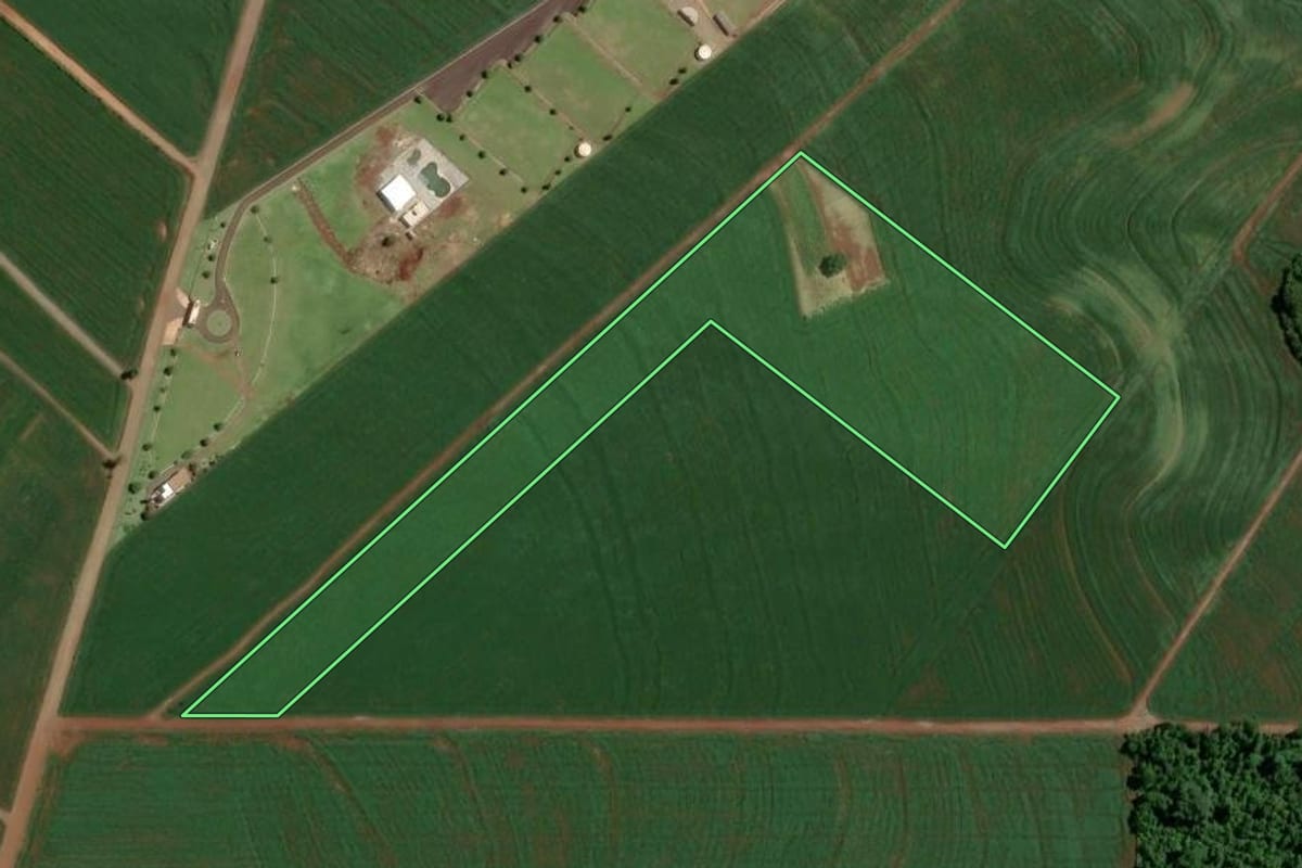 Imagem de satélite do imóvel rural em Maringá (PR), com o contorno declarado no CAR desenhado por cima.