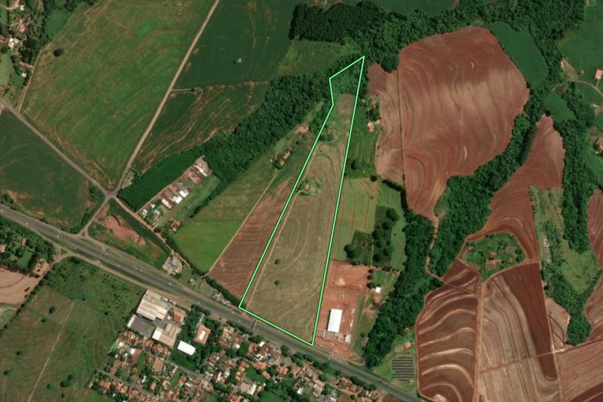 Imagem de satélite do imóvel rural em Maringá (PR), com o contorno declarado no CAR desenhado por cima.