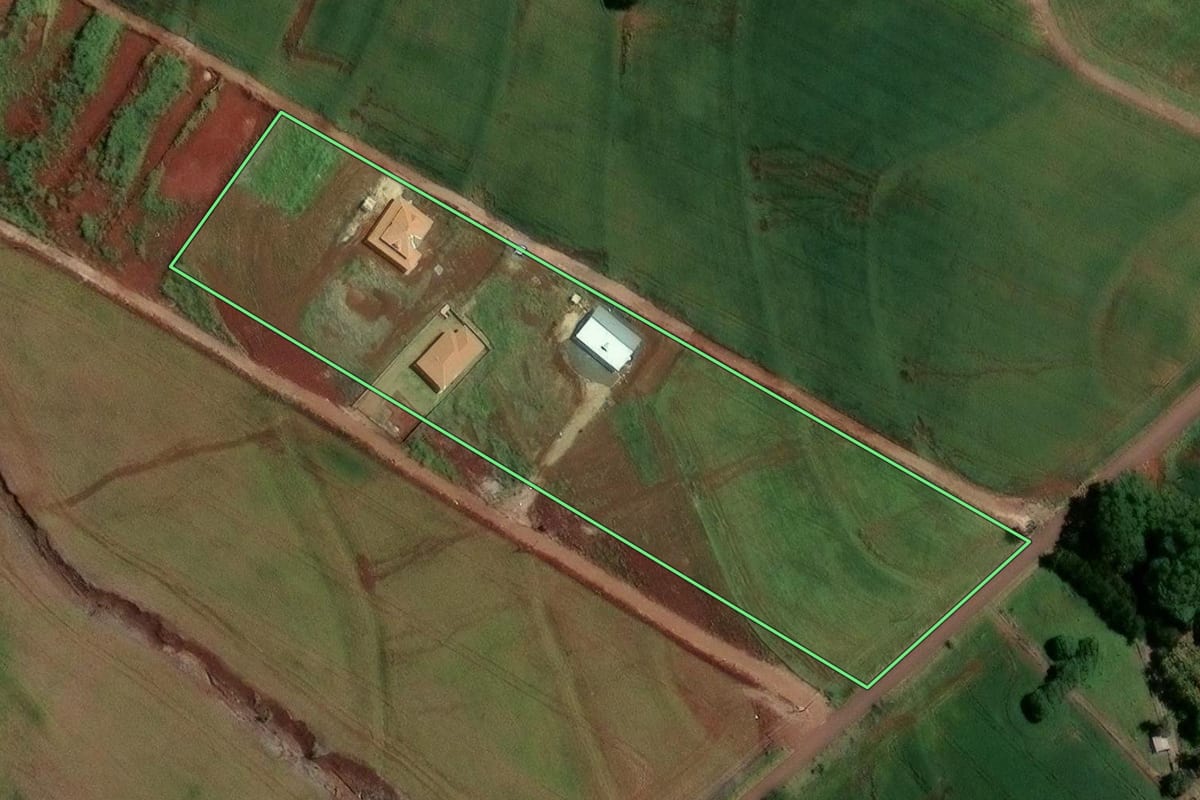 Imagem de satélite do imóvel rural em Maringá (PR), com o contorno declarado no CAR desenhado por cima.