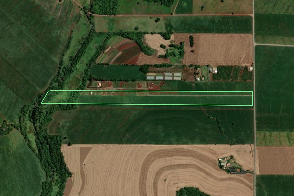 Imagem de satélite do imóvel rural em Maringá (PR), com o contorno declarado no CAR desenhado por cima.
